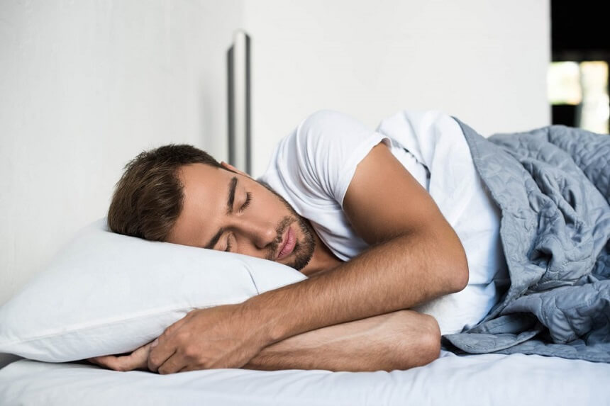Homem dormindo para mostrar como o sono afeta o bem estar