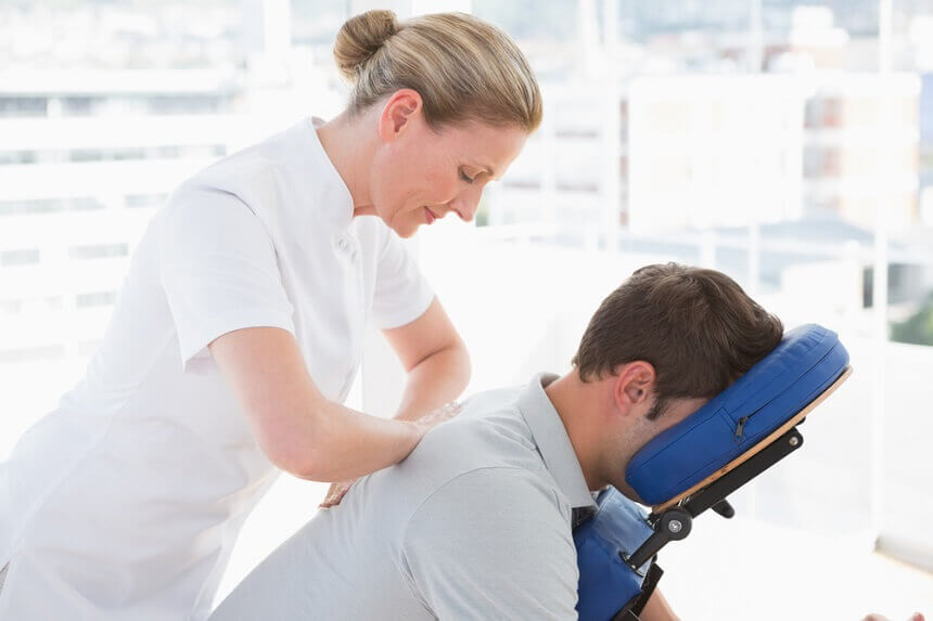 Terapeuta realizando atendimento de Quick Massage