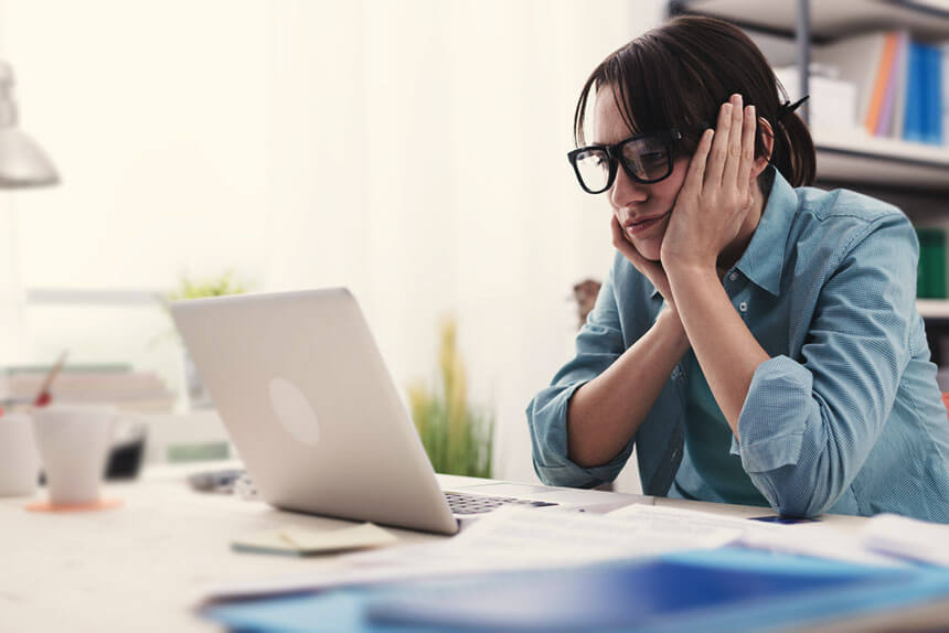 Mulher com depressão no trabalho