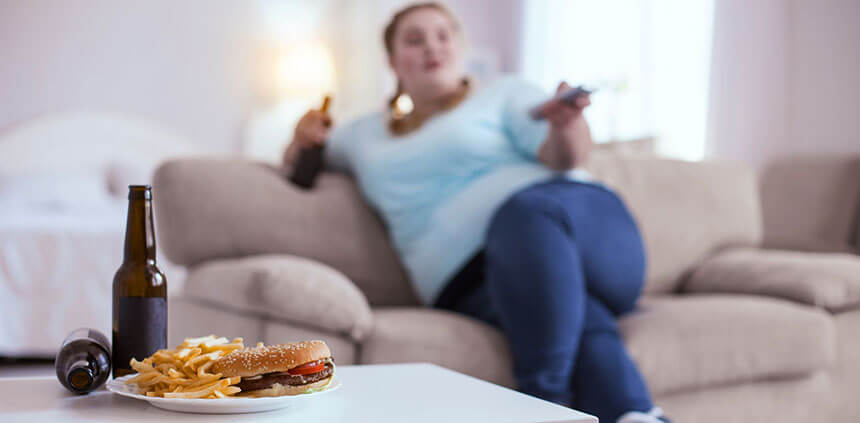 Mulher obesa sentada no sofá