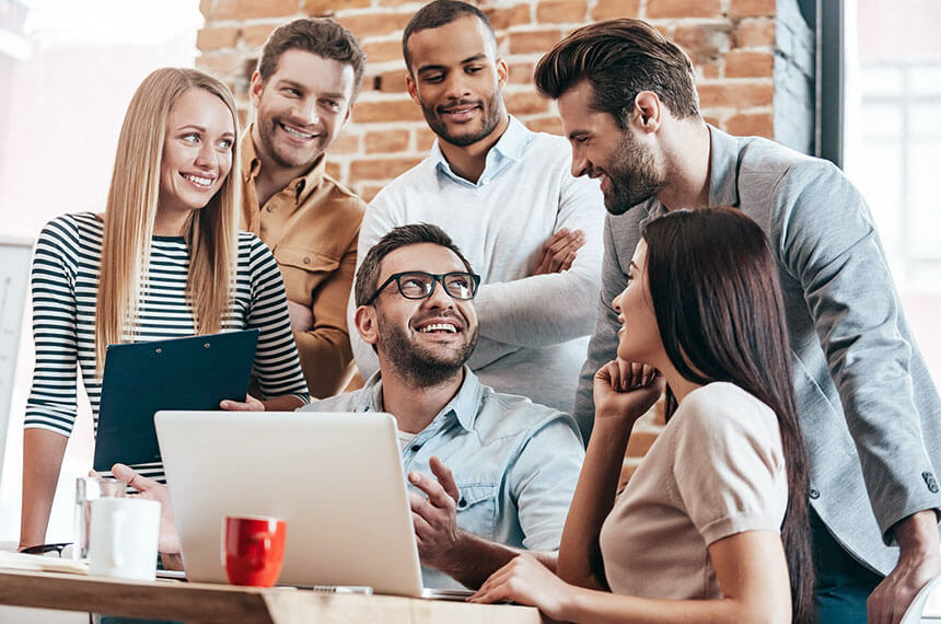 Profissionais felizes no ambiente de trabalho