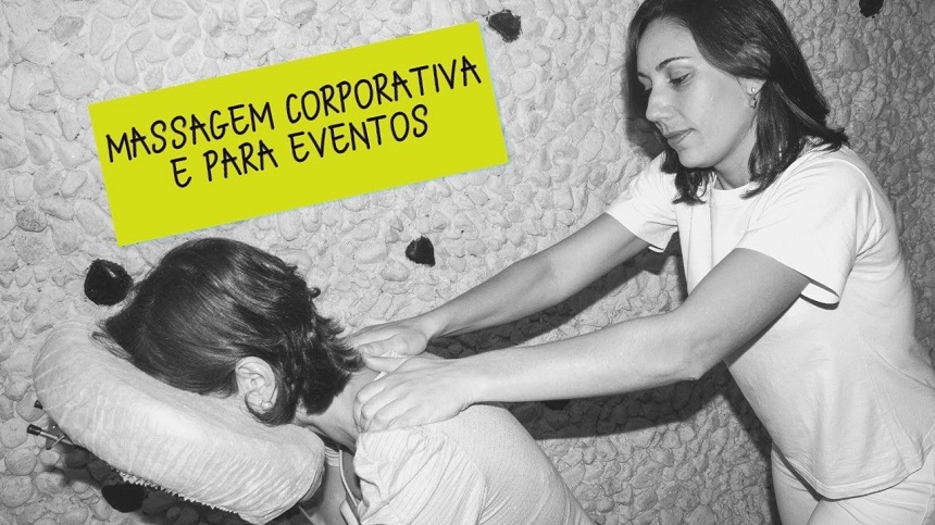 Terapeuta de Quick Massage fazendo massagem no trabalho