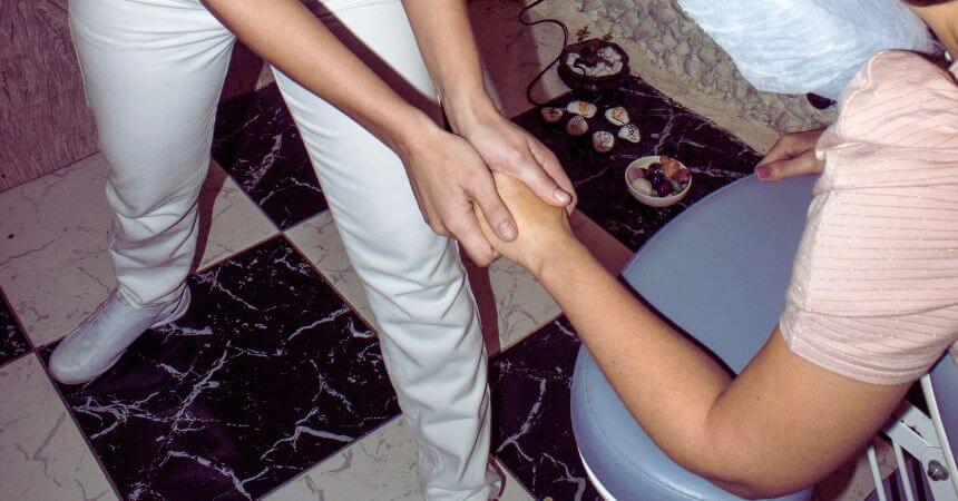 Terapeuta realizando Quick Massage em Campinas