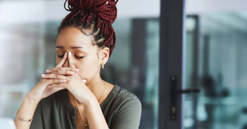 Mulher na dúvida sobre como motivar funcionários a participar da SIPAT