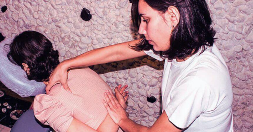 Terapeuta realizando atendimento de Quick Massage em Jundiaí