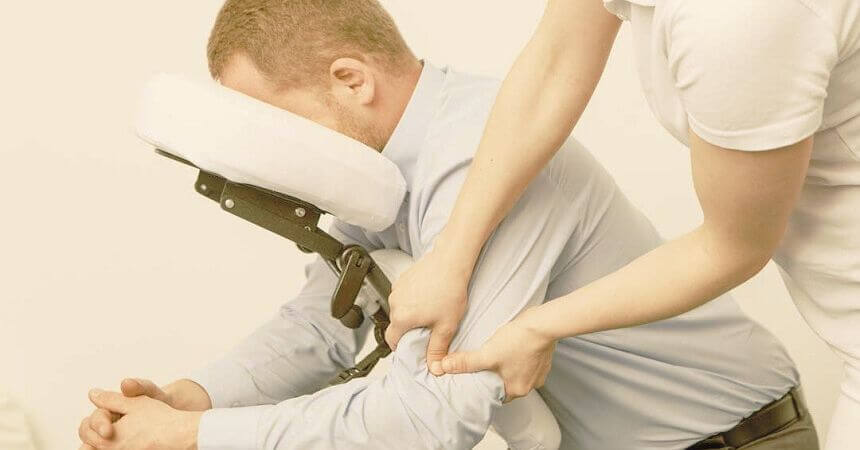 Massoterapeuta realizando atendimento de massagem em empresas em pinheiros