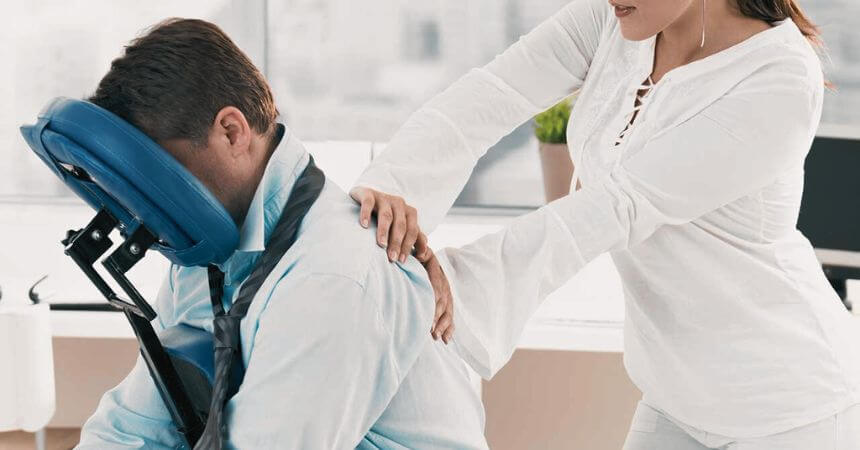 Terapeuta realizando Quick Massage na Avenida Faria Lima