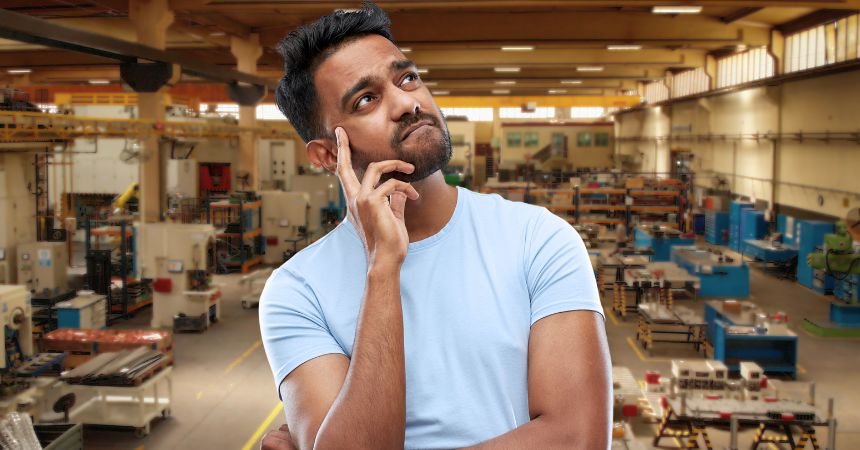 Homem na dúvida sobre como contratar uma empresa de SIPAT