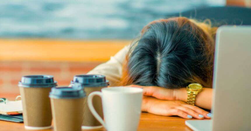 Pessoa pensando em como identificar e combater o burnout no ambiente corporativo