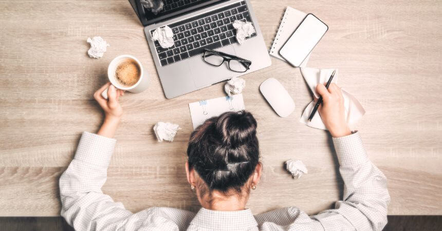 Mulher esgotada tentando saber o que é dependência digital e como reconhecer os sinais