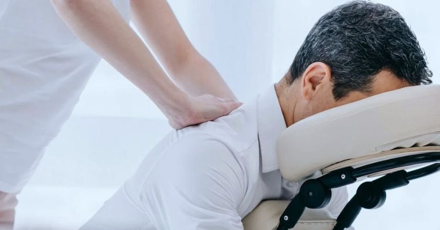 Funcionário recebendo uma Quick Massage para renovar os ânimos
