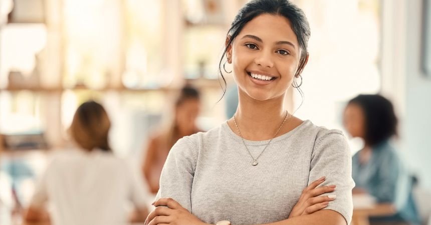 Funcionária feliz mostrando a importância de investir em saúde mental nas empresas