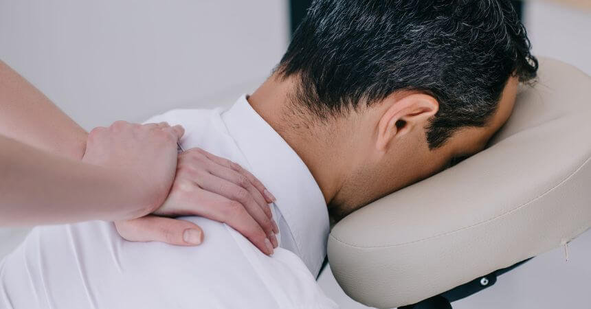 Terapeuta realizando Quick Massage para aumentar a satisfação dos funcionários
